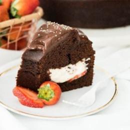 Delicioso bolo de chocolate com recheio de morango
