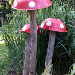 Construa lindos cogumelos para decorar o seu jardim