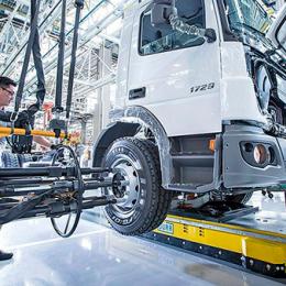 Mercedes-Benz contrata 600 profissionais para produção de caminhões
