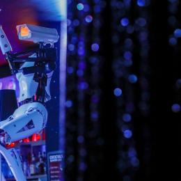Robots dançarinos animam noites de boate francesa