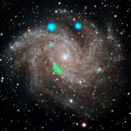 O enigma verde na galáxia dos Fogos de Artifício