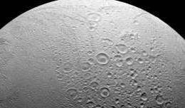 Uma das luas de Saturno está disparando neve nas luas vizinhas