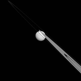 A lua “pendurada” nos anéis de Saturno