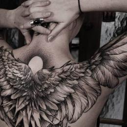 A incrível obra de arte inspiradora em forma de tatuagem para costas