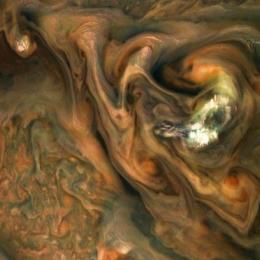 Sonda Juno captura o movimento das turbulentas nuvens de Júpiter 