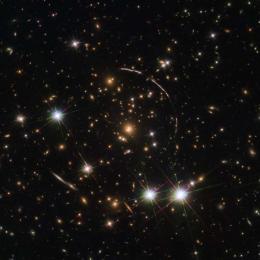 Hubble mostra galáxia que tem pelo menos 12 cópias no céu