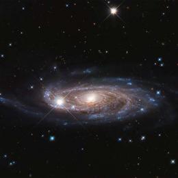 Hubble investiga galáxia gigantesca na nossa região do universo