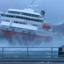 Atracação difícil do MS Nordnorge no norte da Noruega 