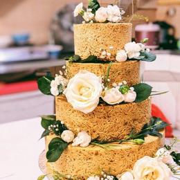  Confeitaria faz sucesso com bolos de casamento feitos de macarrão instantâneo 