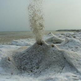 Estranhos vulcões de gelo aparecem em praia nos EUA.