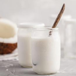 Faça seu iogurte de coco em casa: receitas levam só 3 ingredientes