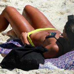 Giulia Costa esbanja saúde na praia