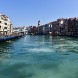 Sem turistas e barcos, coloração da água dos canais de Veneza fica mais clara e nítida