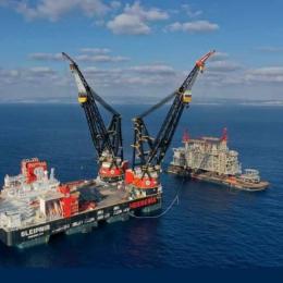 Roterdão recebe o“Sleipnir”, maior navio de guindastes semi-submersível do mundo