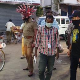 Policial usa capacete em formato coronavírus para alertar indianos nas ruas