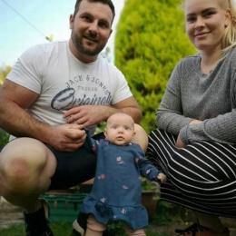Bebê de dois meses surpreende pais ao ficar em pé