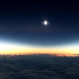 Passageiros testemunham um eclipse solar de dentro do avião