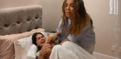 Anitta faz 'parto' de Laryssa e se diverte em vídeo com amigos em casa