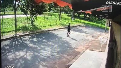 Assaltante dá soco em criança de 2 anos para roubar celular no DF; vídeo mostra fuga