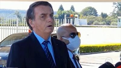 'Se coloca no meu lugar. Passa por cima do Supremo?', pergunta Bolsonaro a apoiador que reclamou de governador