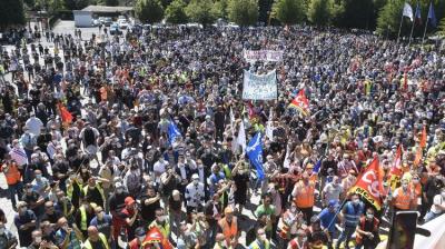 Milhares protestam no norte da França após Renault anunciar demissão de 4,6 mil empregados