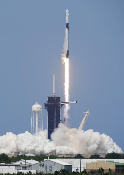 Foguete da SpaceX com dois astronautas é lançado na Flórida