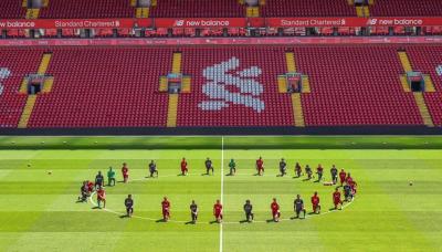 Jogadores do Liverpool se ajoelham antes de treino em protesto contra violência policial aos negros
