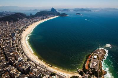 Rio de Janeiro libera esporte no mar e no calçadão