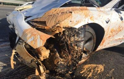 Falha no piloto automático faz Tesla Model 3 bater em caminhão tombado; assista