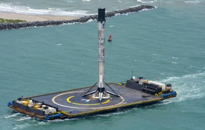 Foguete da SpaceX que colocou astronautas em órbita retorna à Flórida