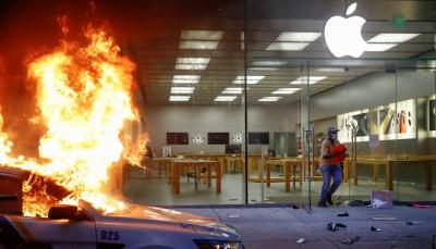 O que acontece quando se rouba um iPhone de uma Apple Store