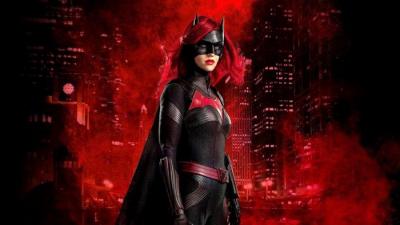 Batwoman será substituída por outra personagem após a saída da atriz Ruby Rose