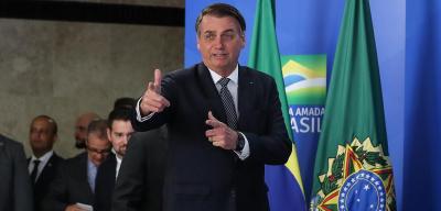 Bolsonaro promete a apoiadores que irá afrouxar ainda mais as regras para posse e porte de armas de fogo