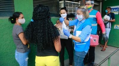 Prefeitura entrega cestas básicas na Vila Mimosa, ainda mais afetada com a pandemia de coronavírus