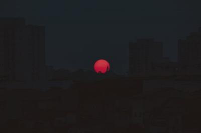 Fenômeno raro 'Lua de Morango' acontece nesta sexta e será visível no Brasil