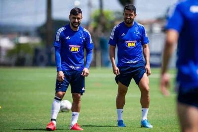 Cruzeiro comunica rescisão de contrato com meia Robinho e lateral-direito Edilson