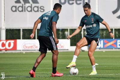 Cristiano Ronaldo adota chuteiras com travas de rúgbi para aumentar velocidade, diz jornal