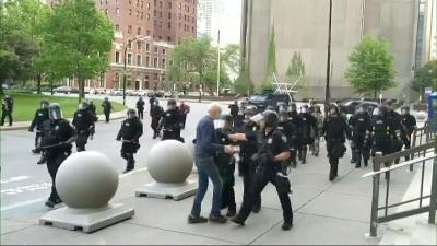 Idoso é empurrado por policiais, cai no chão e começa a sangrar em manifestação no estado de Nova York