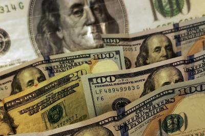 Dólar despenca e fecha abaixo de R$ 5 com expectativa de retomada rápida após pandemia