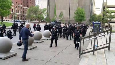 Protestos por George Floyd: os vídeos de violência policial contra manifestantes que chocam os EUA