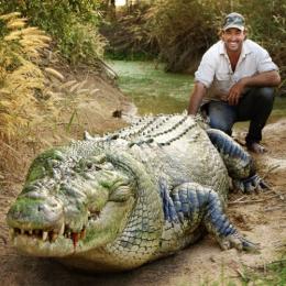 Crocodilo monstro de 3 pernas.