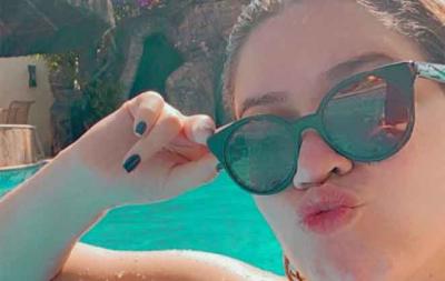 Uau! Marília Mendonça faz selfie de biquíni