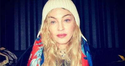 Aos 61 anos, Madonna posta foto de topless apoiada em muleta e mostra demais: 