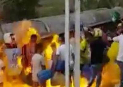 Vídeo: Caminhão explode enquanto populares tentam roubar combustível e deixa mortos