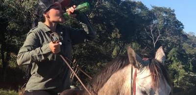 Maraísa aparece bebendo durante passeio a cavalo: 'Abastecendo'