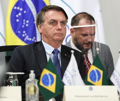 'Bolsonaro deveria levar uma surra de cinto', diz Cássia Kis