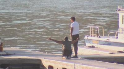 Mãe de Naya Rivera ajoelha à frente de lago onde a atriz desapareceu