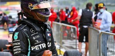 Hamilton vence com folga; Ferraris batem e abandonam