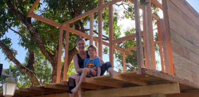 Ana Hickmann ajuda a construir casa na árvore para o filho