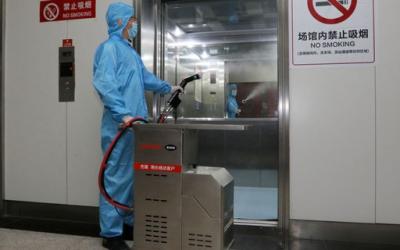Mulher sem sintomas infecta 71 pessoas com coronavírus após usar elevador